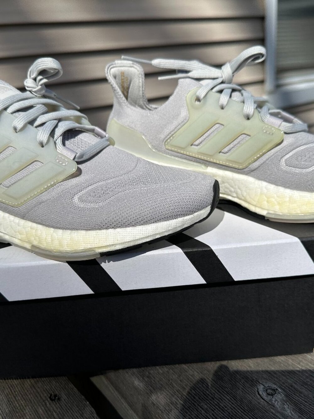 Adidas Ultraboost 22 Men's 8.5/Women's 9.5, Triple Grey (Some discoloration) - Picture 3 of 5